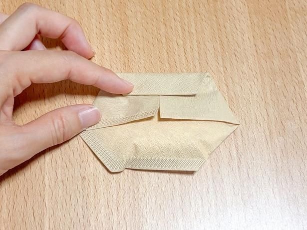 両サイドと上部を折って口部分を閉じる（▶次へ）
