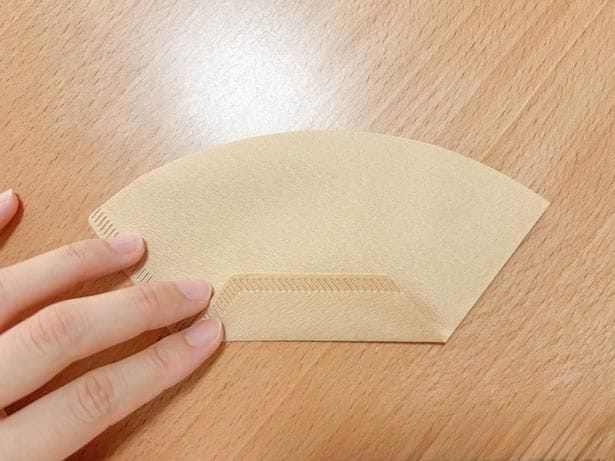 コーヒーフィルターの底部分を折る（▶次へ）