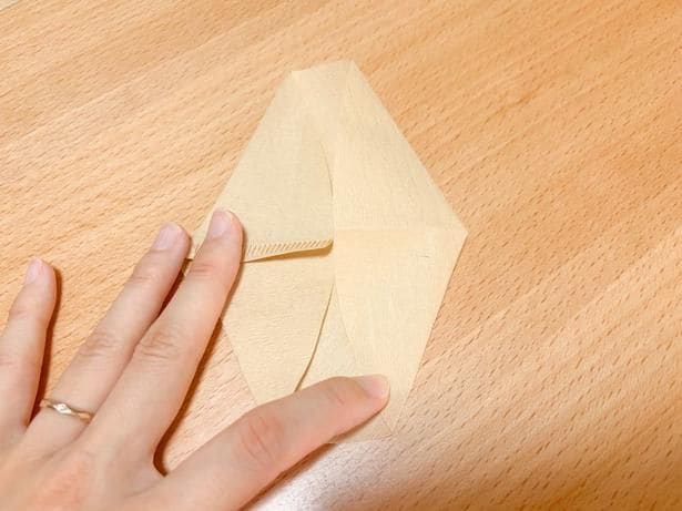 開いて両サイドに折り目を付ける（▶次へ）