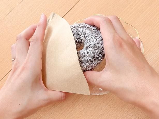 コーヒーフィルターにドーナツをはさむと…（▶完成形を見る）