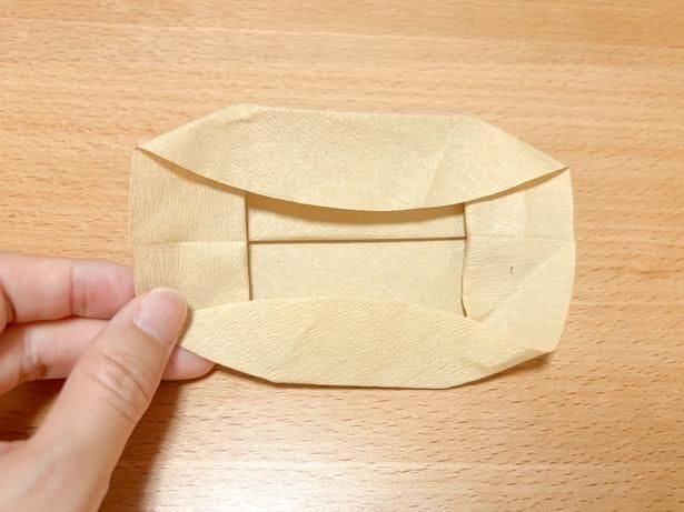 残った2辺にも折り目をつける（▶次へ）