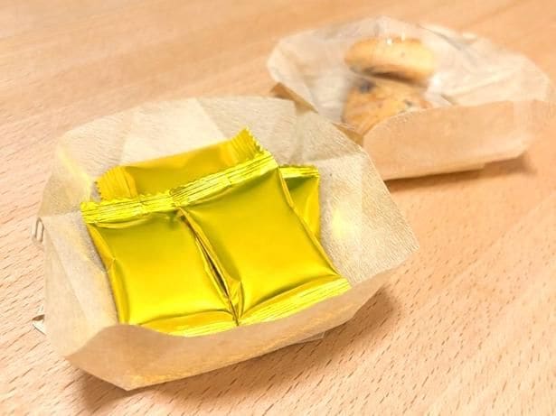 机などに置けばお菓子やごみを捨てられる