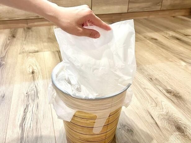 ゴミ袋をゆっくりとゴミ箱に押し込む（▶次へ）