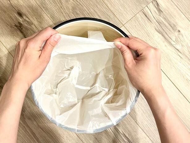 ゴミ袋が小さくてゴミ箱のフチまで届かない…（▶次へ）