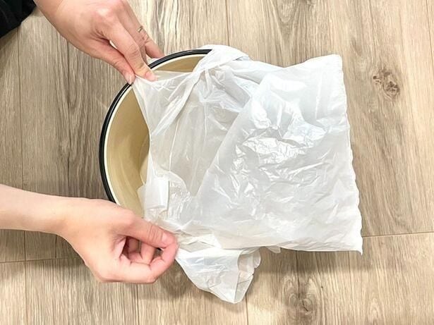ゴミ袋をゴミ箱のフチにしっかりかける（▶次へ）