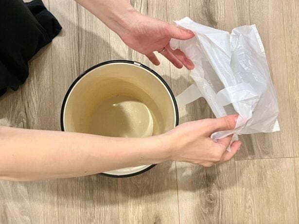 ゴミ箱に帽子をかぶせるようなイメージでゴミ袋をセット（▶次へ）