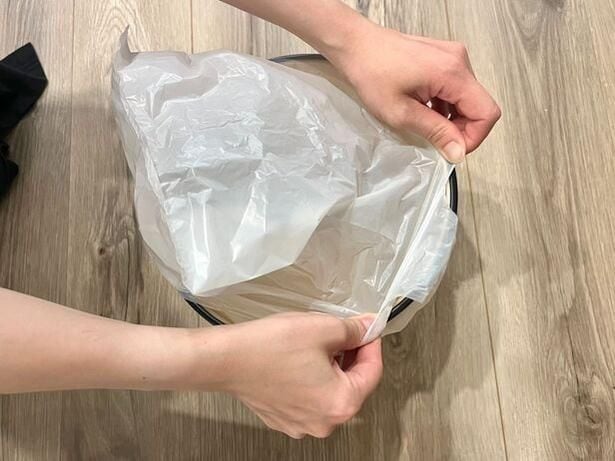 ゴミ袋は無理に引っ張りすぎないように（▶次へ）