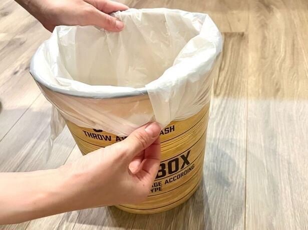 ねじれた部分をゴミ袋の内側に入れると…（▶次へ）