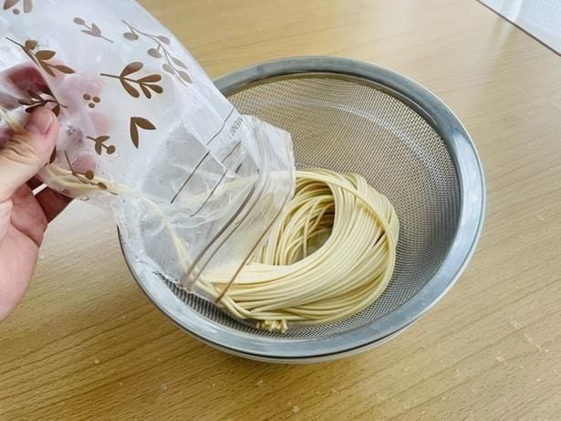 2時間~一晩水につけた後、ザルにあげる(▶次へ)