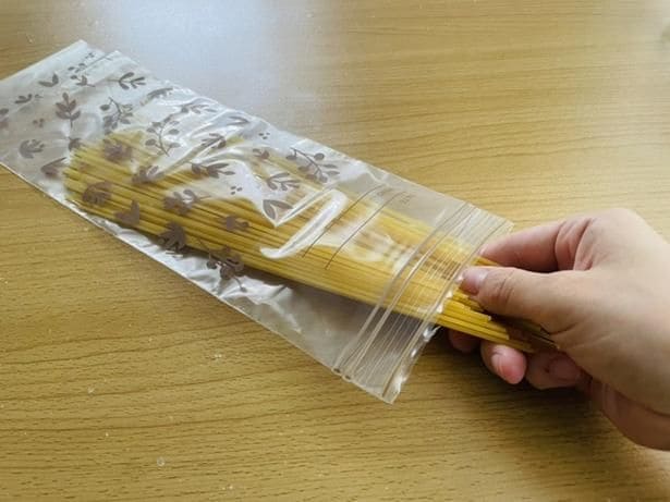フリーザーバッグにパスタを入れる(▶次へ)
