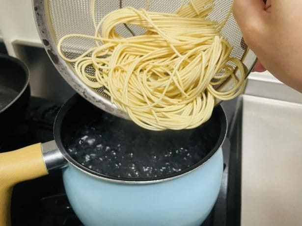 沸騰したお湯に塩を入れ、水につけた麺を入れる(▶次へ)