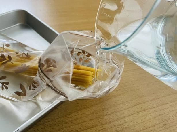 パスタがひたるくらいの水を注ぐ(▶次へ)