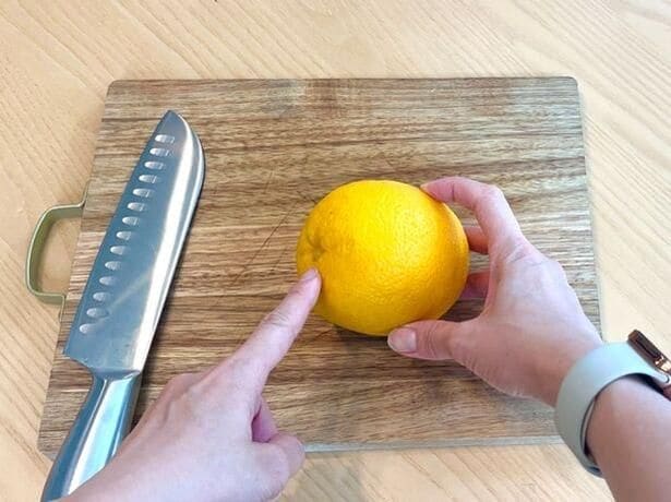 まずは、オレンジのヘタとお尻が左右になるように置く（▶次へ）