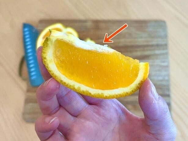 実の上部に白いスジがのこり、食べにくく感じることも…（▶次へ）