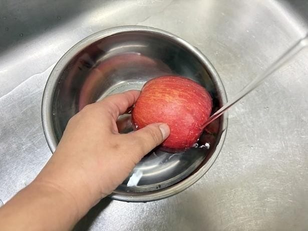 皮も食べるので、まずはりんごをよく洗う(▶次へ)