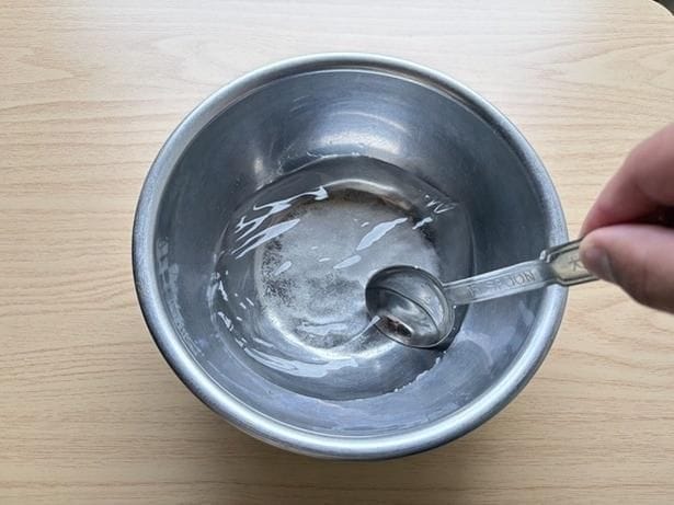 水に砂糖を混ぜて砂糖水を作る(▶次へ)