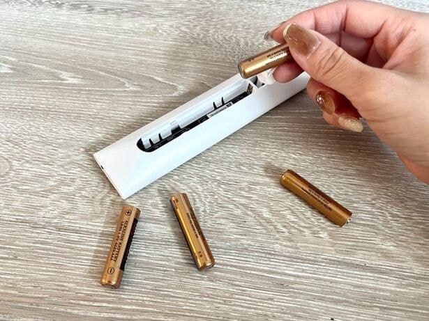 残量がある乾電池がわからず、何通りも組み合わせるはめに…（▶次へ）