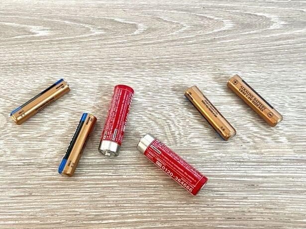 新品と使用済みの乾電池が混ざり、どれが使えるかわからない…（▶次へ）