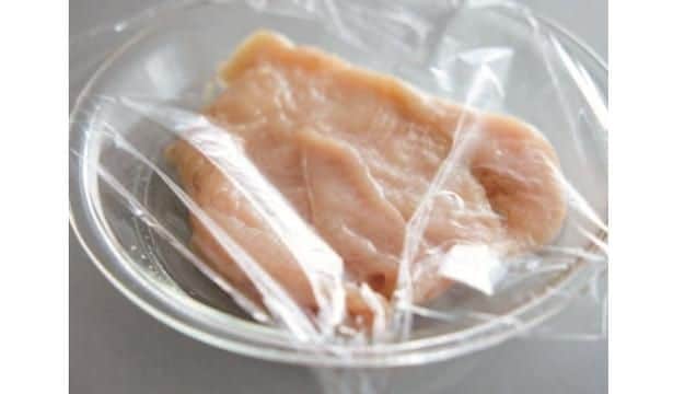 とり肉は耐熱皿にのせて下味をもみ込み、ラップをかけて5分レンチンする