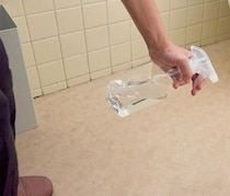 クエン酸や重曹の違いって？汚れに合わせた掃除アイテムの使い分け【夏のベタベタ床スッキリ解消】