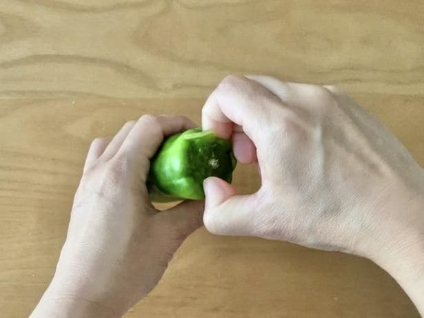 ヘタ部分をねじりながら引っ張ったら…(▶次へ)