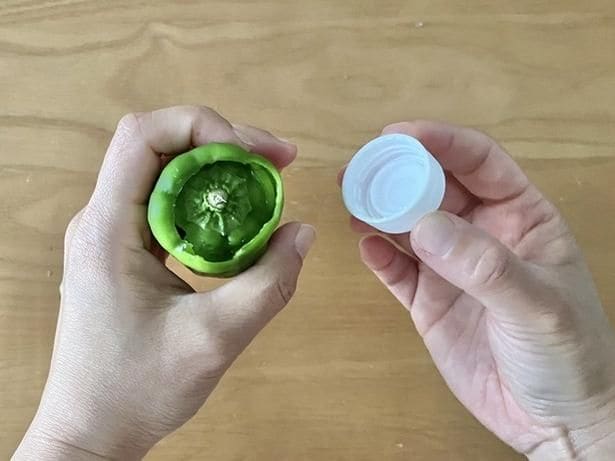 ヘタ部分を押し込んで…(▶次へ)