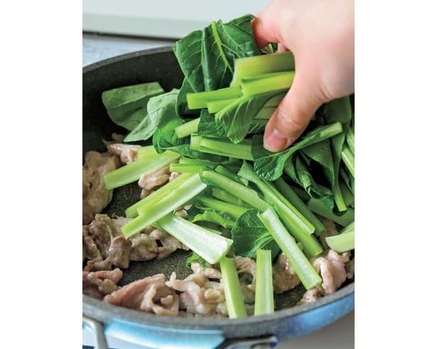 豚肉の色が変わったら小松菜を加えて炒める