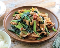 夏に食べたいさっぱり味「豚こまと小松菜の梅オイスター炒め」【Mizukiのコスパ最高！おかず】