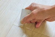 どの家にもある意外なモノが活躍!?床の溝にたまった汚れをかき出す掃除術【夏のベタベタ床スッキリ解消】