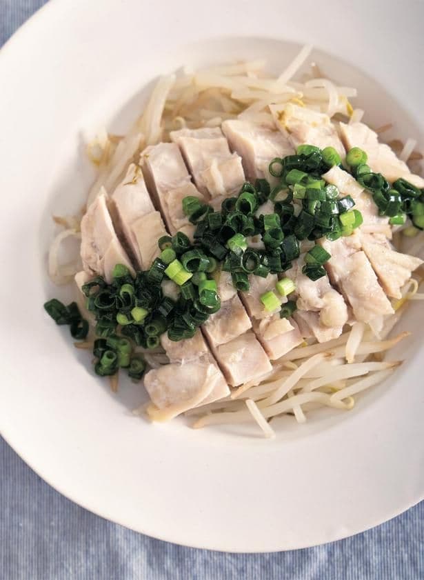「蒸し鶏のゆずこしょうレモンだれ」
