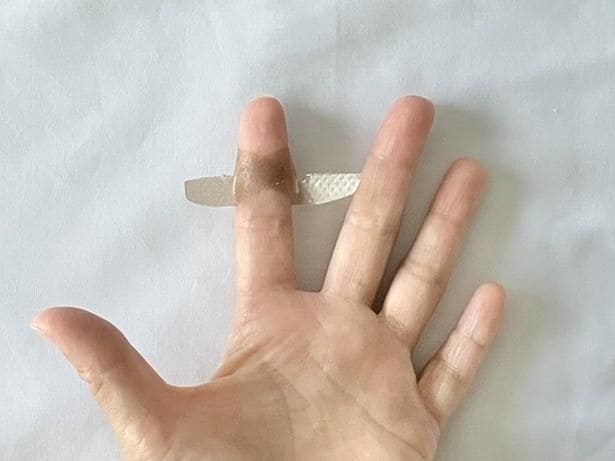 上部分をクロスして貼ったら…（▶次へ）