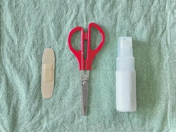 絆創膏のほかにハサミと消毒液を用意（▶次へ）