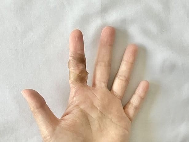 残りを関節の下でクロスさせたら…（▶次へ）