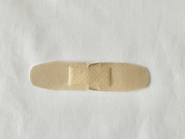 真ん中の上下に切り込みを入れて…（▶次へ）