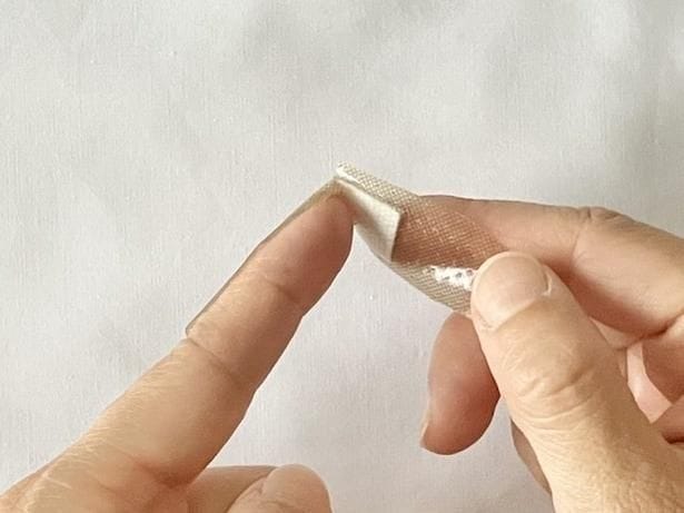 切り込み部分を巻くようにすると…（▶次へ）