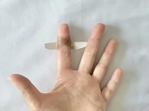 【保存版】絆創膏がすぐはがれる人必見！もうペラペラ浮かない・はがれにくくなる裏ワザ4選
