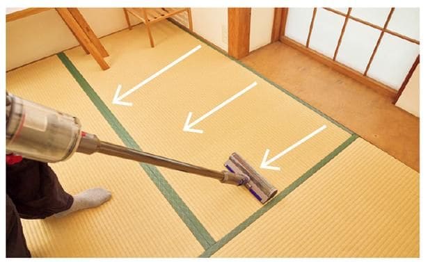 目に沿って掃除機をかける