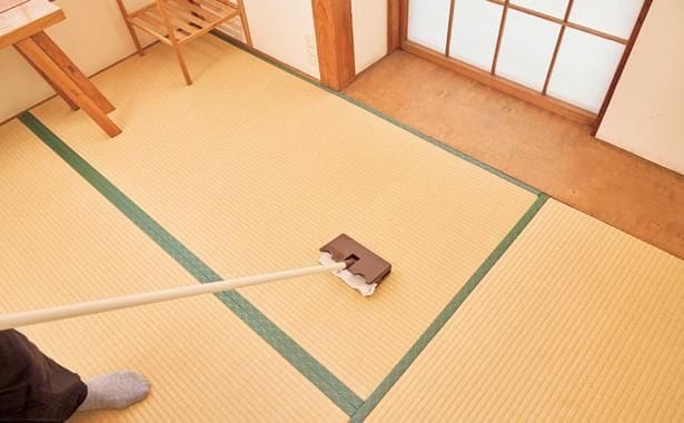 水拭きしてもいい?プロが教えるじゅうたん&畳の掃除術【夏のベタベタ床スッキリ解消】