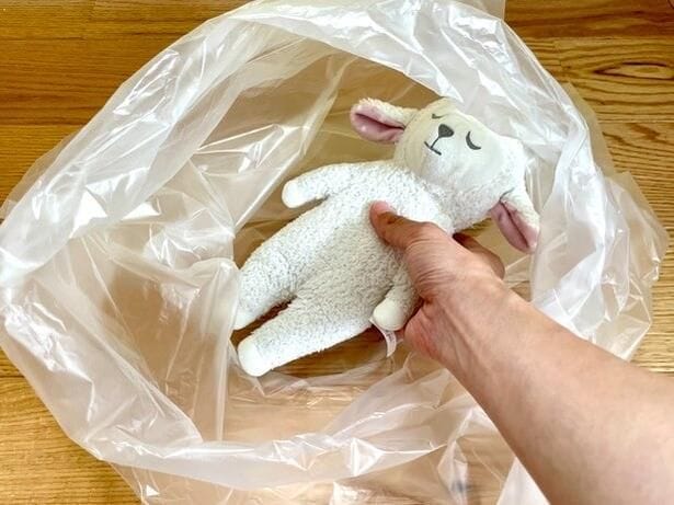 まずはぬいぐるみをビニール袋に入れて（▶次へ）