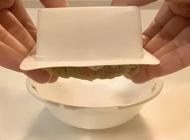 しっかり凍っていても、豆腐パックの底を押せば…（▶次へ）