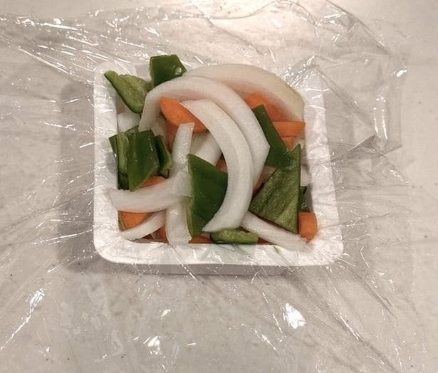 料理にサッと加えられる便利なカット野菜も冷凍できる（▶次へ）