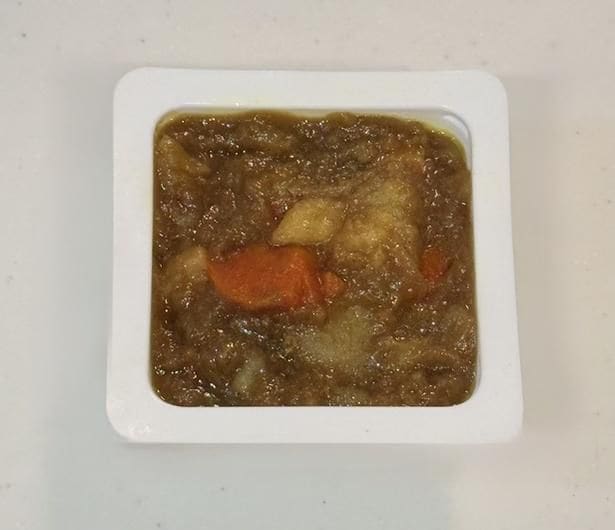 洗って乾燥させた豆腐パックにカレーを入れて…（▶次へ）