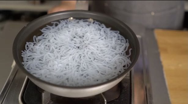 しらたきを下茹でする