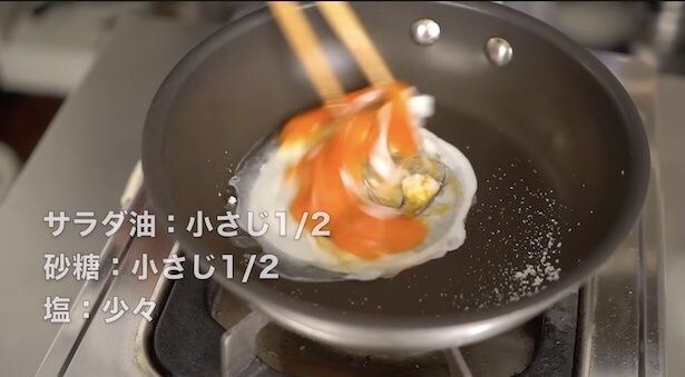 しらたきをから煎りしたフライパンで混ぜる