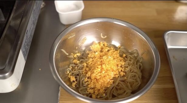 味付けしたしらたきのボウルに取り出し、一緒に冷ます