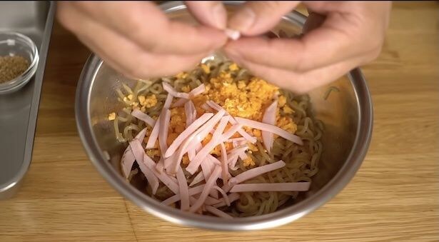 細切りにしたハムは手でほぐしながら入れる