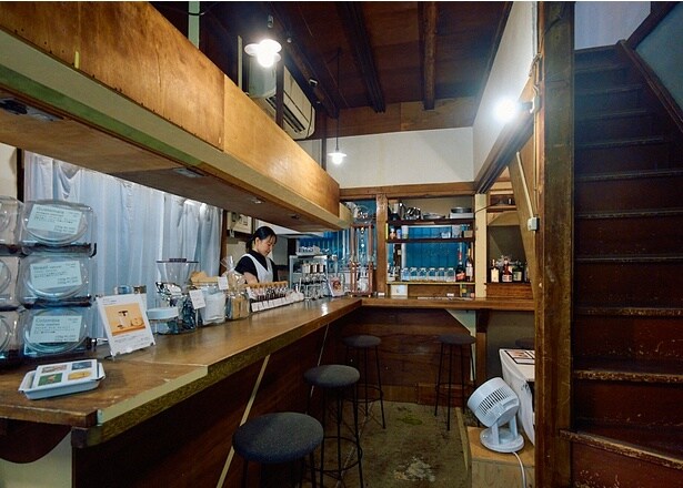 【写真】店内は古民家風のレトロなしつらえ。焙煎機を置く2階にはテーブル席を用意
