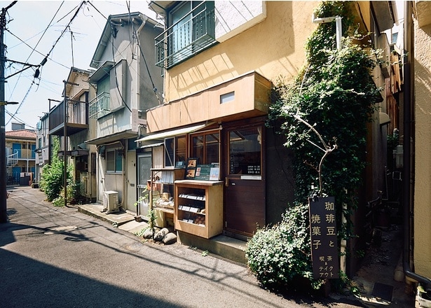 都営地下鉄千駄木駅から都道452号を西へ進み、2つ目の角を左に入るとすぐ