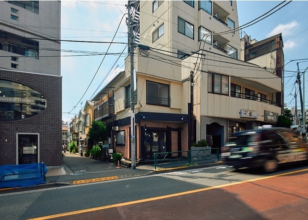 駅を起点に大通り沿いのヘアサロンがある角を左に進むとすぐ