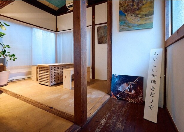 2階スペースにはテーブル席と焙煎機を設置